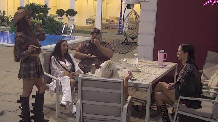 Laura ne spušta loptu: Ja sam lepša od Aneli! Zašto bismo pričale lepo o njoj ako ona nas naziva...? (VIDEO)