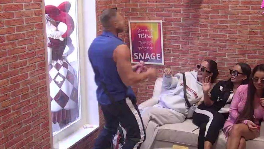 Vrelo da vrelije ne može: Mahir samo što ne napastvuje Anđelu, ona umire od smeha! (VIDEO)