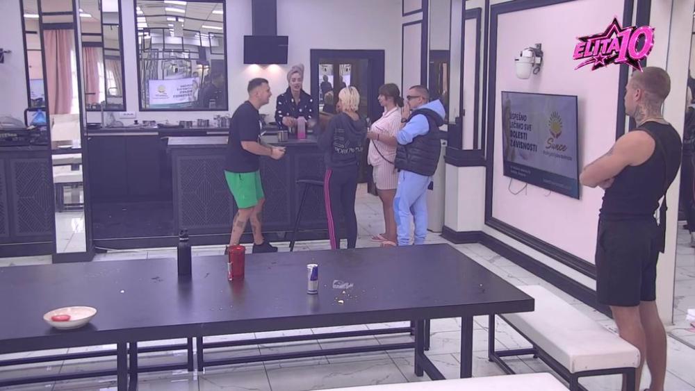 Ovo su đavolja posla: Miljana odlepila na Jasenku jer je pričala sa Anđelom, pa je odvela sa sobom da se pomole za njenu pobedu (VIDEO)