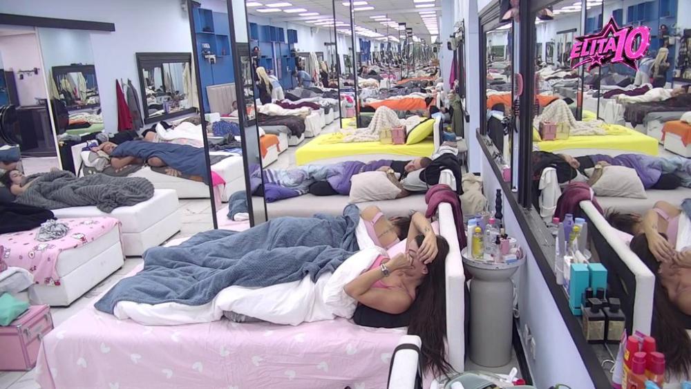 Bolje buđenje nije moglo: Hitovi Bebi Dol odzvanjaju Elitom, takmičari ne znaju gde udaraju od mamurluka (VIDEO)