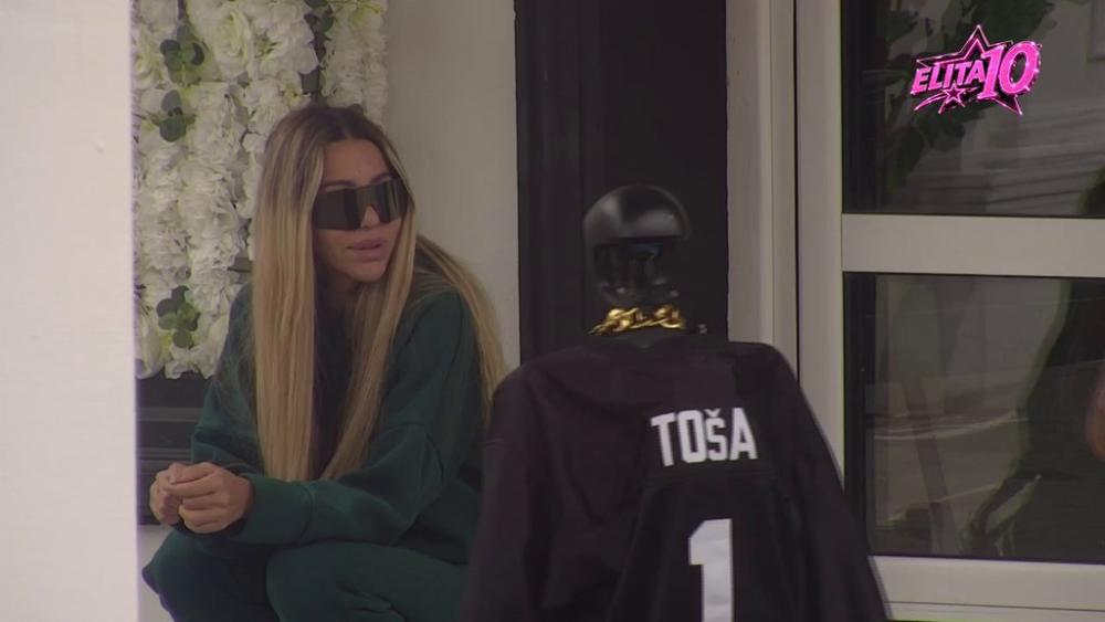 Znao je da su Đukić i Janjuš tu, pa je obletao oko mene! Aneli zamera Caru što je dvoličan, najavila TEST TOKOM ŽURKE (VIDEO)