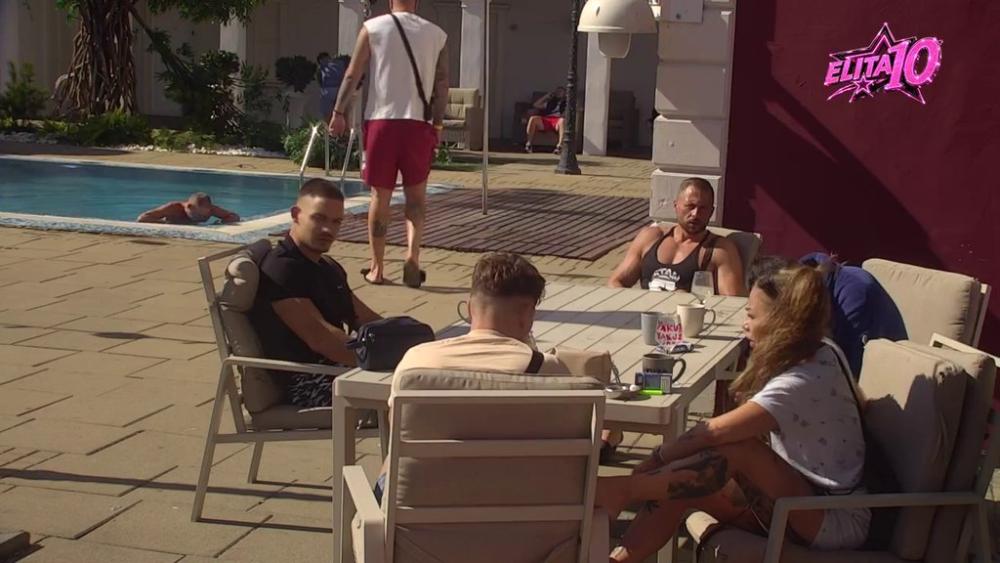 Ne zna da se okupa, posteljinu da promeni.... Jovana Kosovac na meti osuda svojih cimera, zbog veze sa Leonom je dokusurili (VIDEO)