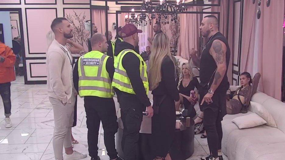 Osmakčić Cara izbacio iz takta, on besom zatresao Belu kuću: Zaobiđi me, pričaš o stvarima koje su nekome svetinja (VIDEO)