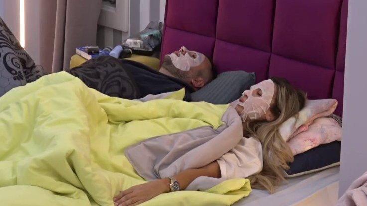 Kao da su sami na svetu! Aneli stavila Caru masku na lice, on uživa u svakom trenutku sa njom (VIDEO)