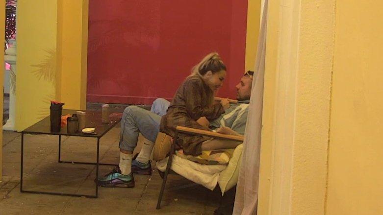 Palo pomirenje! Aneli u sred svađe sela Caru u krilo, on zaboravio na sva poniženja (VIDEO)