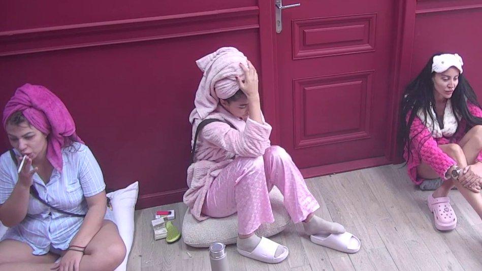 HIT! Priče iz salona: Miljana tvrdi da joj smeta alkohol, Poršelina napljuvala Olgu, a Laura ima svoju temu (VIDEO)
