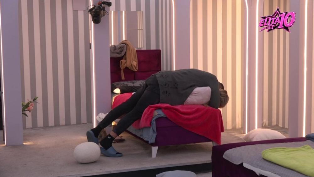 Zapevao joj pesmu?! Car više nije mogao da odloli Aneli, pa počeo da je gnjavi u krevetu (VIDEO)