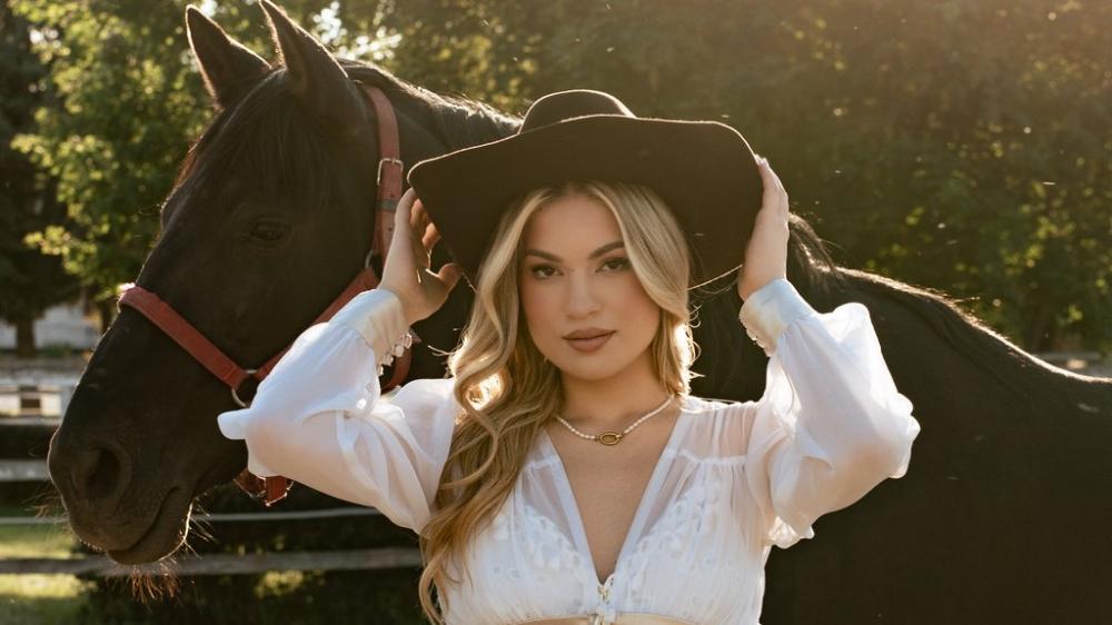 Nekadašnja Pinkova zvezdica danas uveliko taba svoj put ka zvezdama: Mlada pevačica objavila svoju treću pesmu sa jakom i ozbiljnom porukom! (FOTO+VIDEO)