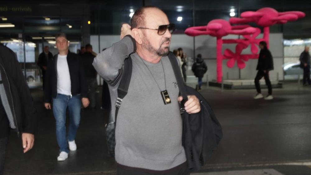 ELENA SE DOSELILA NA AVALU: Mile Kitić uhvaćen na aerodromu u OVOM izdanju, odmah progovorio o ćerki i zetu (FOTO)