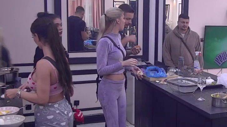 Ne može da joj odoli! Terza zapevao Slađi Krnjajić, pa joj poželeo laku noć (VIDEO)