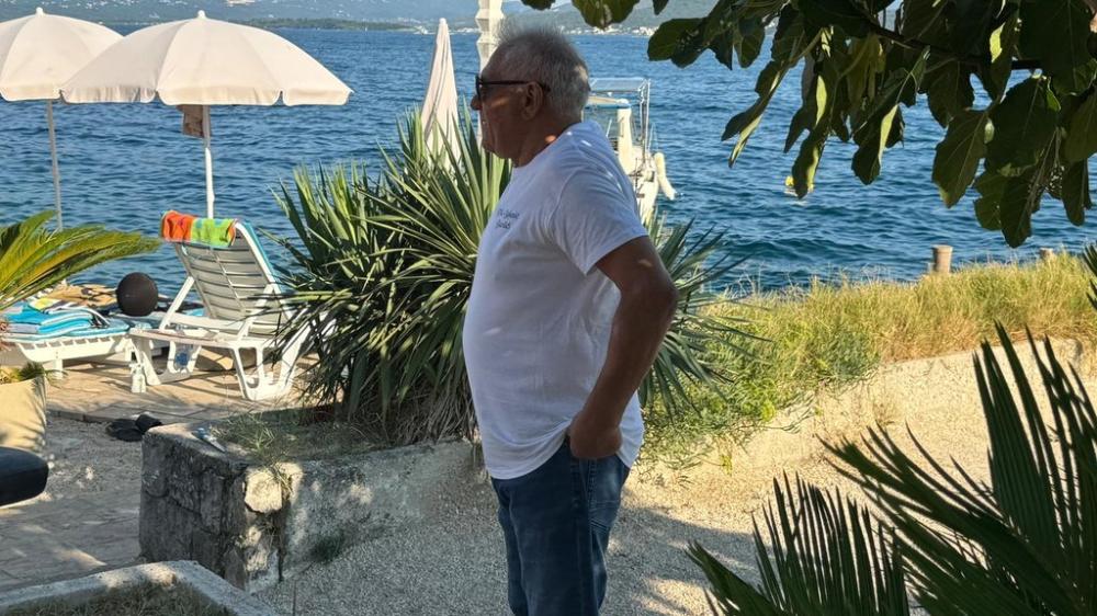 Naš pevač oženio 24 godine mlađu, a bivšoj pripala imovina: Uzela mu dve kuće i pekaru, a evo kako izgleda njegova sadašnja! (FOTO)