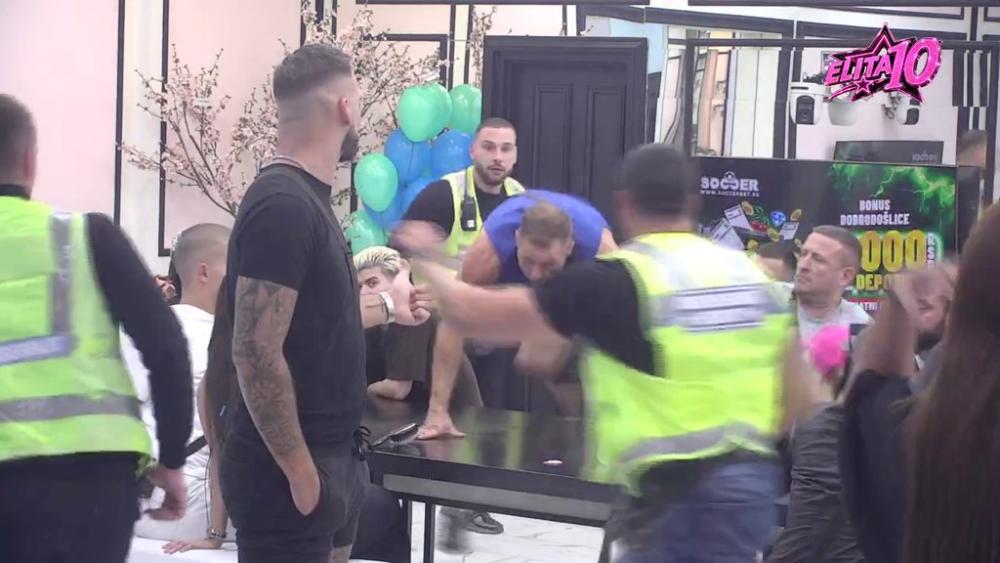 HAOS KAKAV SE NE PAMTI! Mahir preskočio sto da dohvati Osmakčića, obezbeđenje ga uvhatilo (VIDEO)