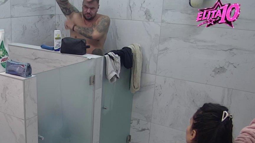 NI POD TUŠ BEZ NJE! Dok se Janjuš kupa, Sandra ne skida pogled sa njega (VIDEO)