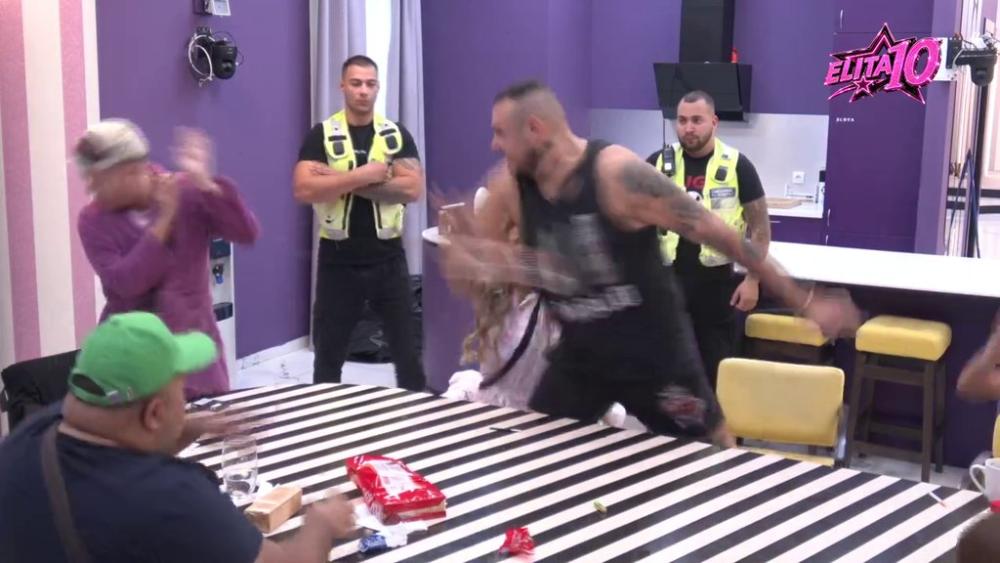 OBEZBEĐENJE U PRIPRAVNOSTI! Car GAĐAO Uroša limenkom, Stanić mu čačnuo živac (VIDEO)