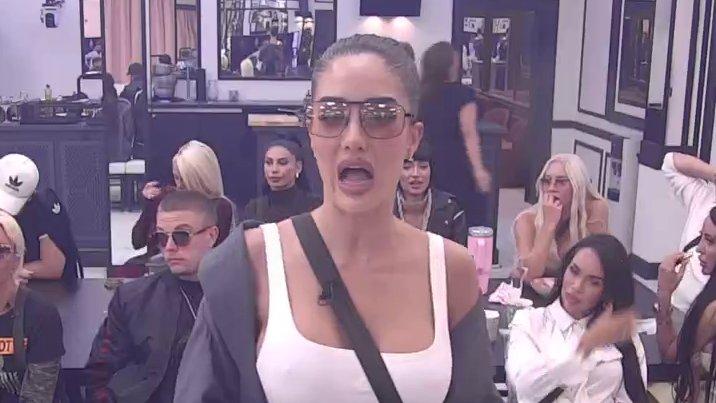 Besna kao ris: Anđeli pukao film i brutalno izvređala Aneli, više neće da trpi njene fejk igrarije s Carom! (VIDEO)