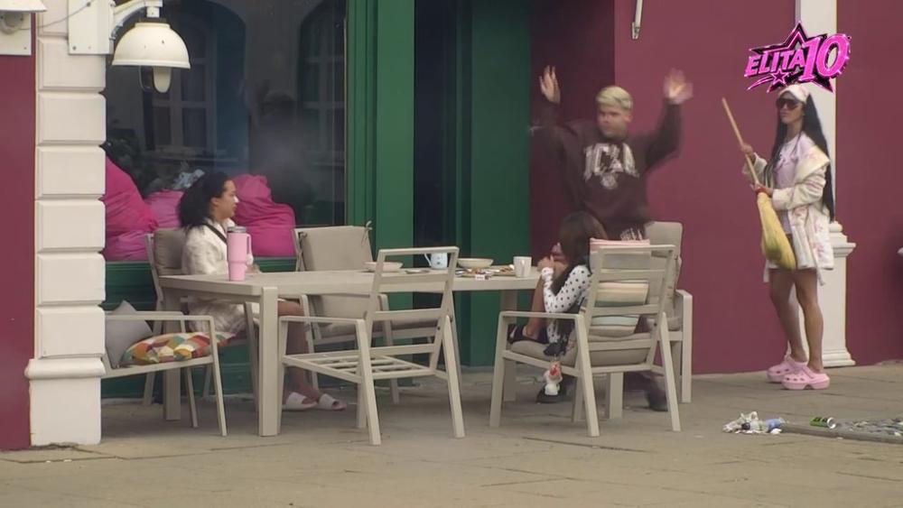 HIT! Skakavac isprepadao učesnike, oni vrištali i bežali od njega (VIDEO)