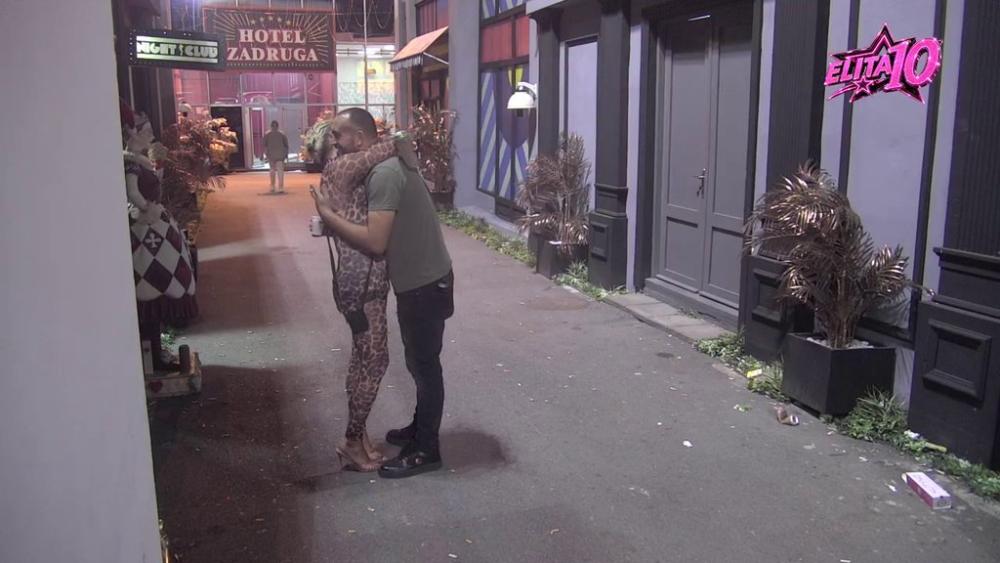 Uroš pustio kandže na Milana Popova: Obasuo ga zagrljajima, pa mu priredio poseban performans! (VIDEO)