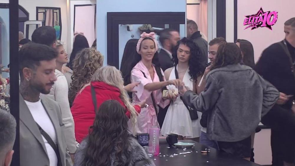 Sprema se haos: Poršelina podelila novac za žurku! (VIDEO)