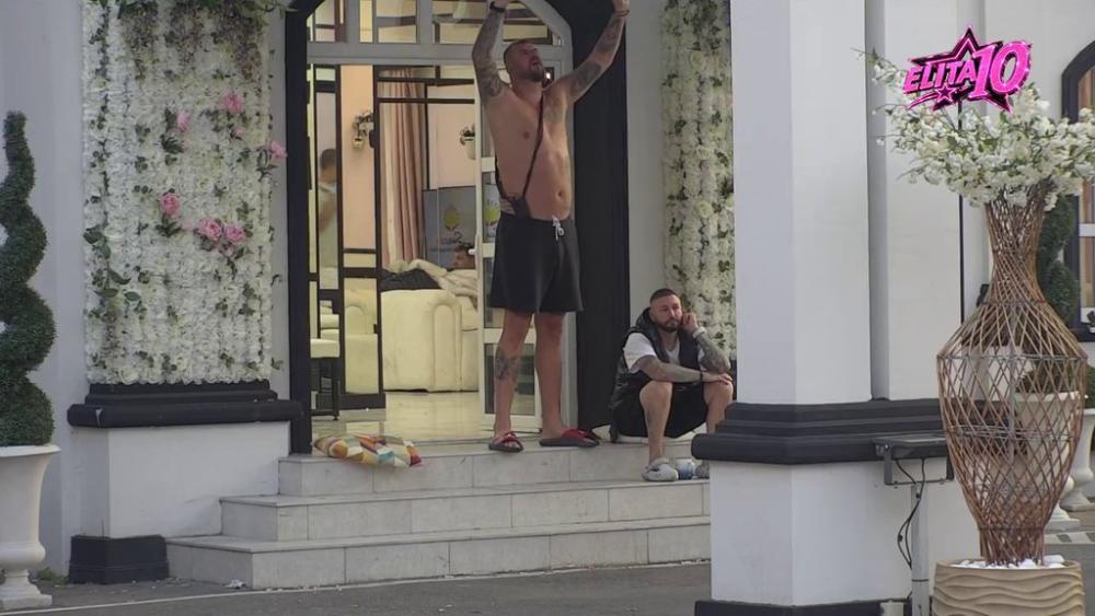 Raznela ga pesma: Janjuša pogodili stihovi, pa zapevao na sav glas (VIDEO)