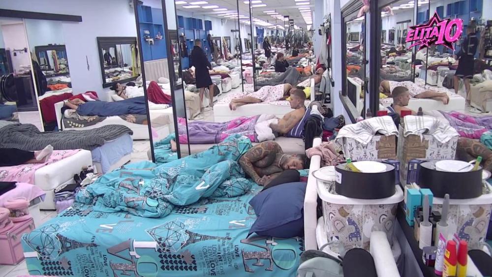 Oglasio se Veliki šef sa važnim obaveštenjem! Učesnici odmah morali da urade OVO! (VIDEO)