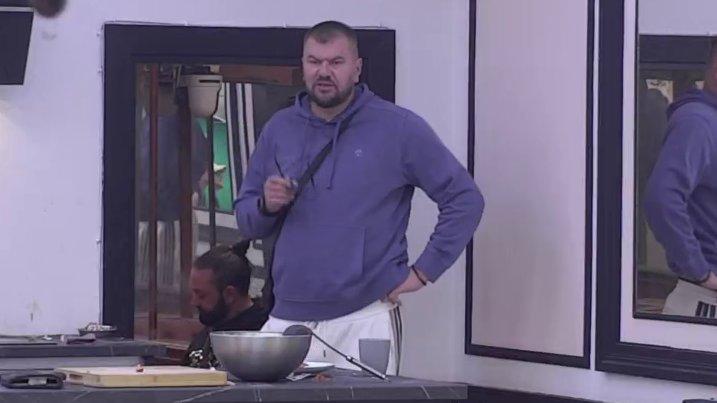 Besan kao divlja zver: Janjušu prekipelo Matejino spominjanje odnosa sa Sandrom, granice tolerancije popucale, pa mu odbrusio! (VIDEO)
