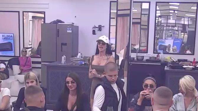 Presedan u Eliti! Slađi Poršelini posle ovog izlaganja cimeri APLAUDIRALI (VIDEO)