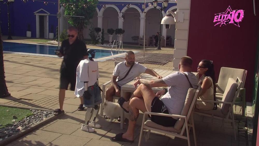 BUREK UŽIVA DOK JEDE BUREK: Ne skida osmeh sa lica zbog poklona od Toše (VIDEO)