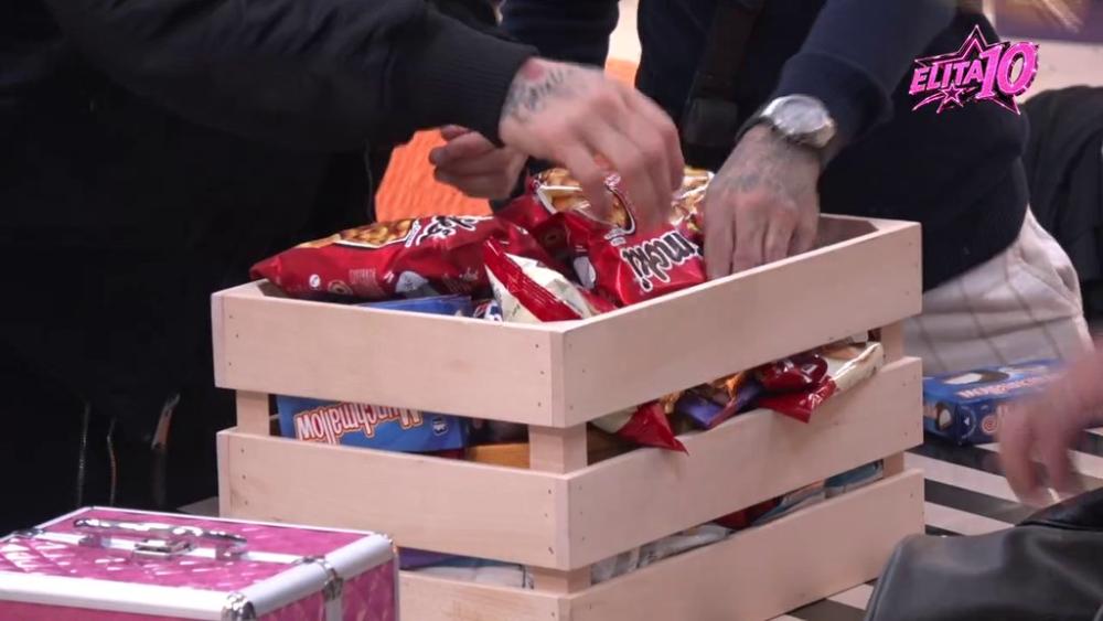 Široke ruke: Veliki šef iznenadio Odabrane tik pred početak žurke u Eliti! (VIDEO)