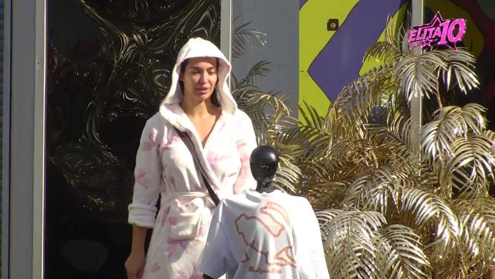 Intima, dok ne zaboravimo da se pokrijemo... Laura vrši specijalne pripreme za večerašnju žurku, evo u kakvom stanju ju je Toša uhvatio (VIDEO)