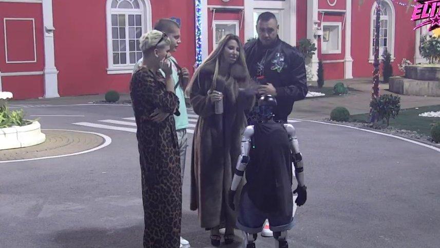Toša se pridružuje čestitkama: Odmah čestitao Urošu i Karlu! Rijaliti roditelji zaplesali, pa zaboravili na sinove (VIDEO)