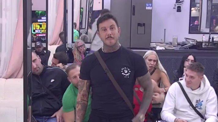 Ne seća se ničega kao i obično: Đukić postao pravi smehotres, obesmislio svaku ljubavnu priču s Laurom! (VIDEO)