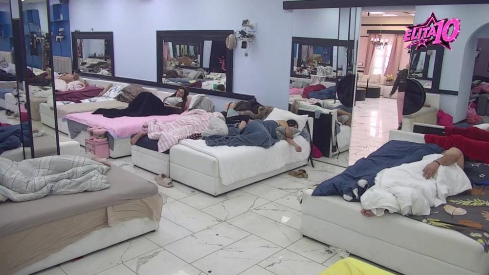 VREME JE ZA BUĐENJE! Oglasio se Veliki šef, učesnici odmah poskakali (VIDEO)