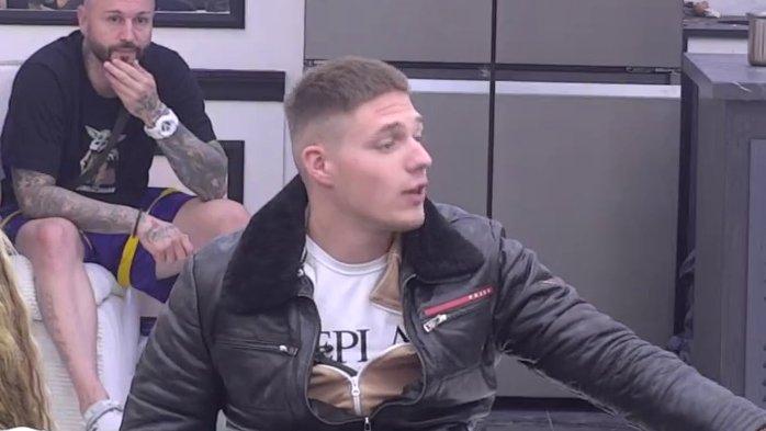 Baš si se istripivao da si frajer: Ivanu pun kofer Veljinih foliraža, žestoko ga prekorio pred svima! (VIDEO)