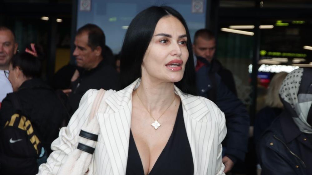 Indi Aradinović uhvaćena BEZ ŠMINKE na aerodromu, radi punom parom van Srbije, a sad progovorila o zaradi i bakšišu, evo i kakav je njen emotivni status (FOTO)