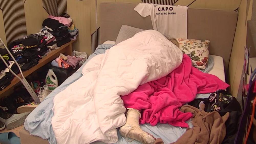 Ne mogu da odole jedno drugom: Car nije ni oči otvorio, već počeo da grli i ljubi Aneli! (VIDEO)