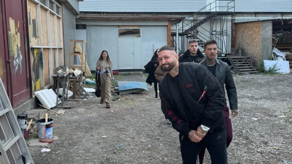 Ne čase časa! Druga grupa učesnika Elite krenula iz Šimanovaza na glasanje! Uputili se ka biračkim mestima da ispune svoju građansku dužnost sa osmehom na licu! (FOTO)