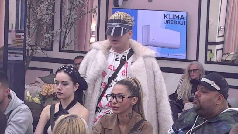 Ideš u propast sa ovim čovekom: Uroš žestoko iskritikovao Anelin odnos sa Carem, smatra da joj je on najveći neprijatelj! (VIDEO)