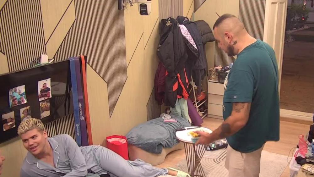 HIT! Uroš došao kod Aneli, Car dobio gušenje od besa: Izađi odmah, počeo sam se ježiti od tebe (VIDEO)