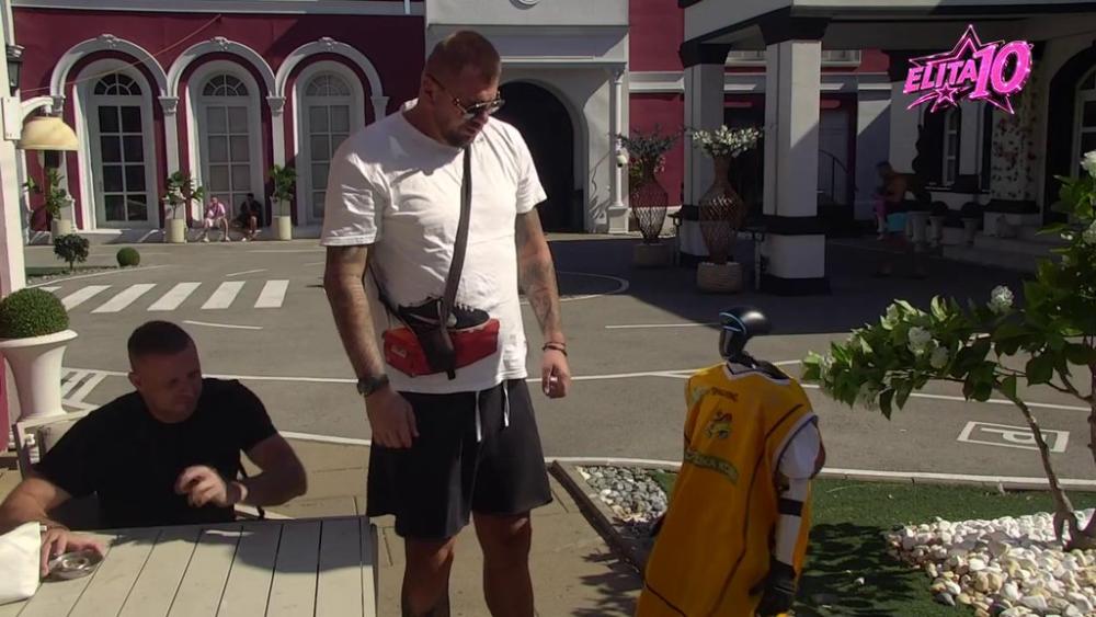 Toša dobio poklon od Janjuša: Dres iz Slovenije ima posebnu vrednost, evo koliko godina je star! (VIDEO)