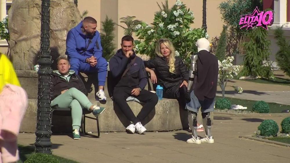 Čemu žurka bez blama? Robot Toša stigao u Elitu na svežu trač partiju nakon burne žurke! (VIDEO)