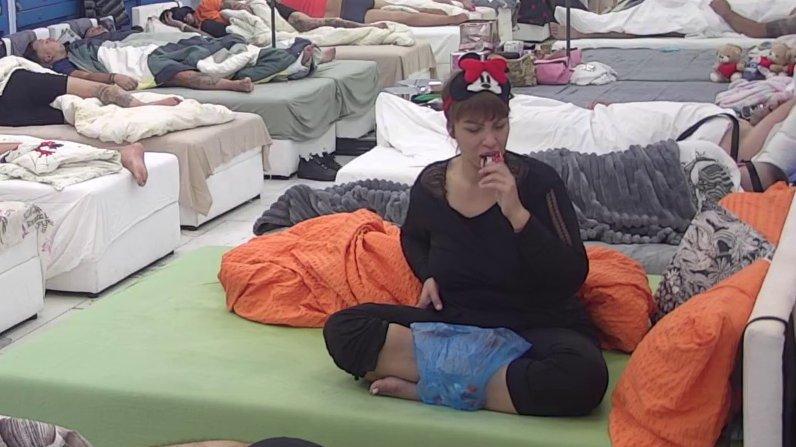 Miljana Kulić ne odustaje od slatkiša: U polusnu posegla za čokoladicama, pa se prepustila uživanju! (VIDEO)