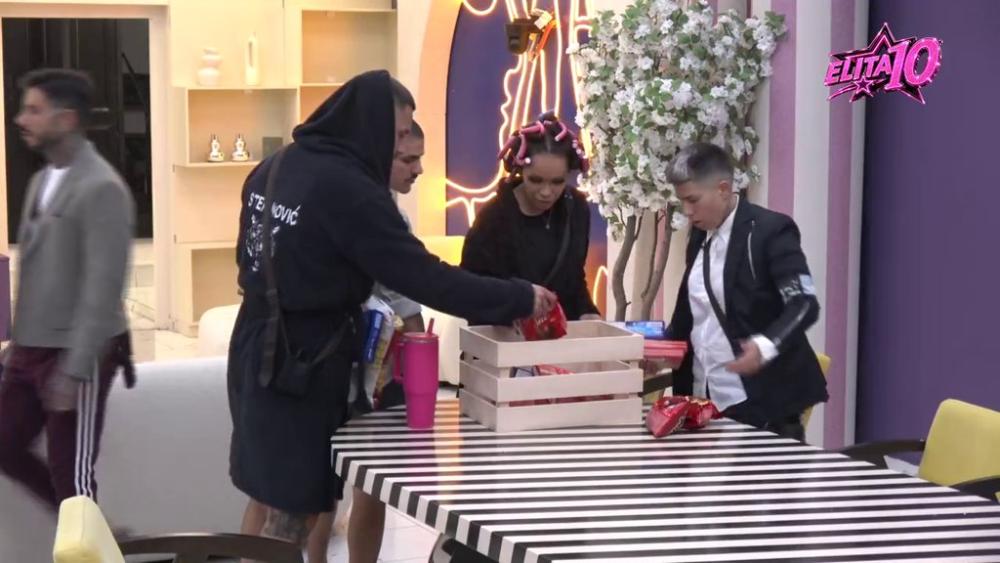 Pokazao da je široke ruke! Veliki šef oduševio Odabrane pred žurku (VIDEO)