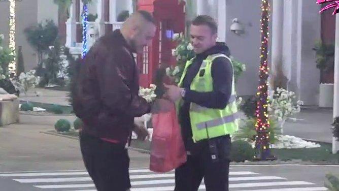 Obradovao se kao malo dete! Obezbeđenje unelo Caru nagradu za uspešnu emisiju (VIDEO)