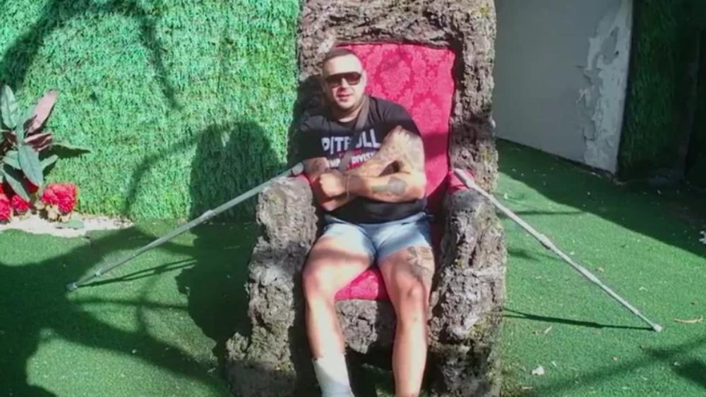 CAR MORA U INVALIDSKA KOLICA! Žalio se u Rajskom vrtu, pa doneo odluku ko će mu pomagati