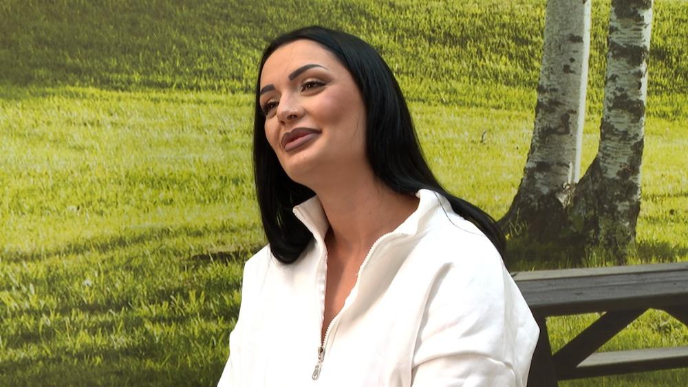 DVA DETETA SA DVA RAZLIČITA MUŠKARCA, A SVI NA SUDU: Viki Mitrović živi Zadrugu i daleko od Zadruge!