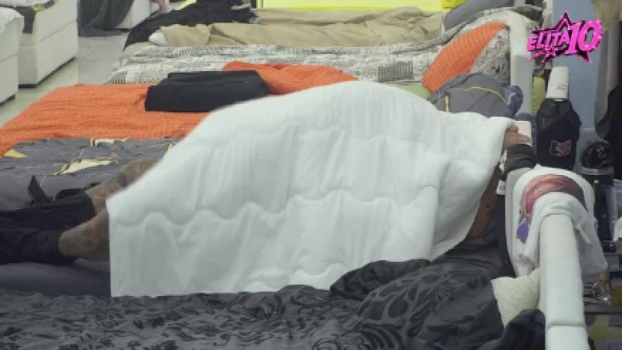 LAURA TOTALNO VAN KONTROLE POD POKRIVAČEM, ĐUKIĆ NE DOLAZI DO DAHA! Oboje demolirani od alkohola, od vrele akcije umalo POPUCAO KREVET!