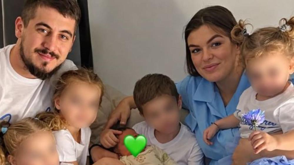 Ima samo 27 godina i PETORO dece! Bivša zadrugarka podelila prve trenutke sa bebom, svi gledaju u porodičnu fotografiju