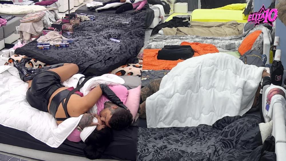 Ne mogu da se obuzdaju - Vrelo pomirenje Laure i Đukića: Posle ljubomorne scene završili u krevetu, cimeri im nisu smetali