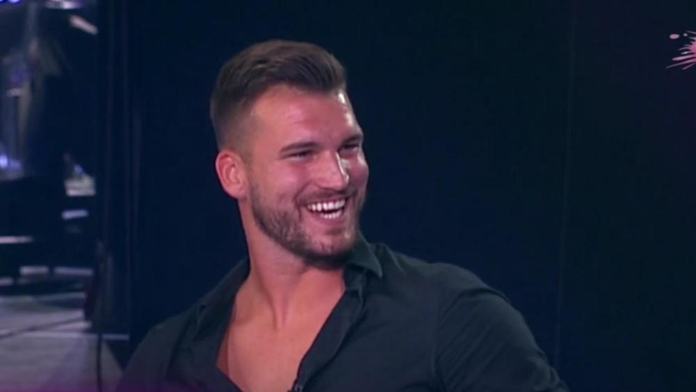 Marko Osmakčić upravo stigao u Pinkov studio: Osmeh ne skida sa lica