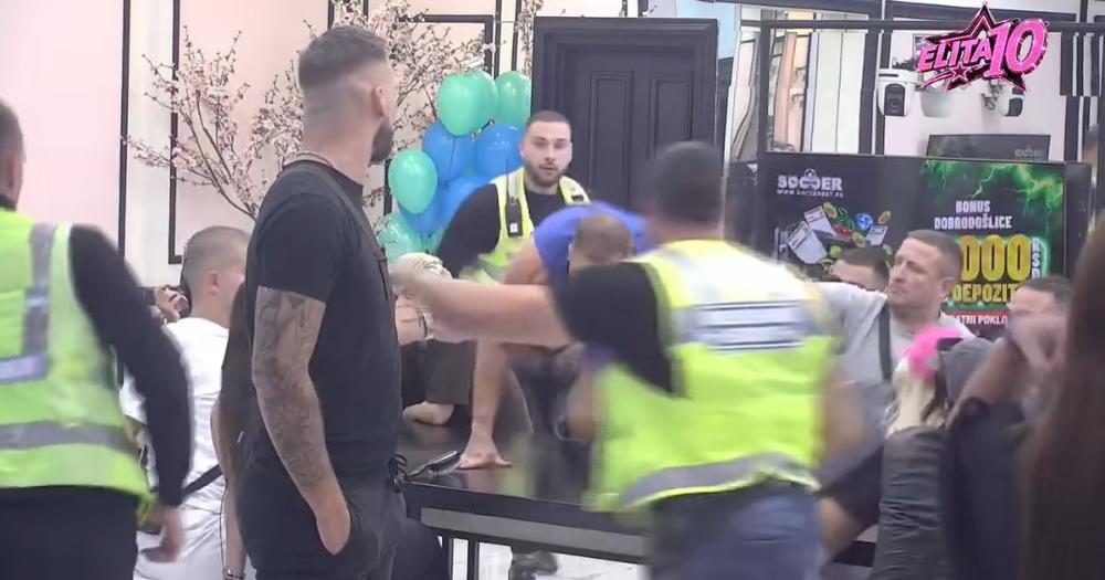 Mahir skočio preko stola na Marka Osmakčića, obezbeđenje ga jedva savaladalo: "Nekrofilu, lažirao si..."